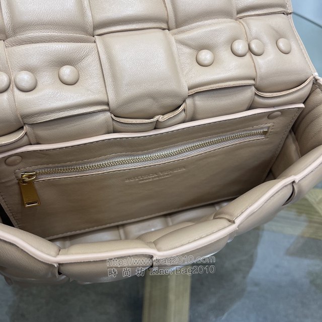 Bottega veneta高端女包 96008奶茶色 寶緹嘉新款枕頭鏈條包 BV經典款單肩斜挎手提女包  gxz1233